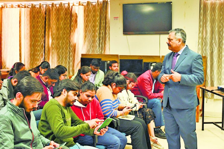 Gaya News : एआइ का उपयोग करते समय सतर्क व नैतिक दृष्टिकोण अपनाना होगा