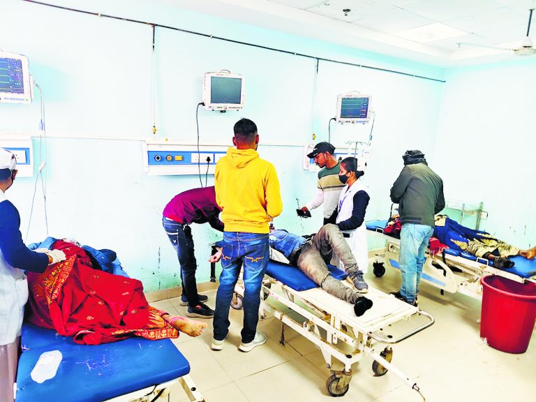 ट्रैक्टर ने बाइक सवार मां-बेटे समेत चार लोगों को मारी टक्कर, दो की हालत गंभीर