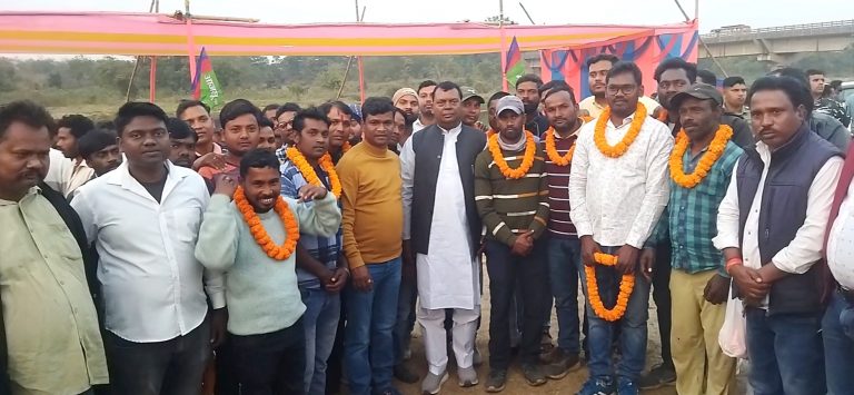 Bokaro News : सांसद ने राज्य सरकार और मंत्री ने केंद्र पर साधा निशाना