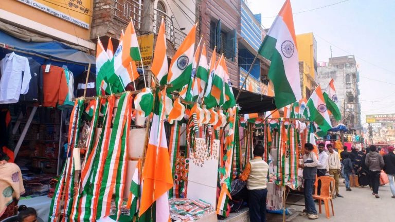 शहर से गांव तक तिरंगे से पटा बाजार, चारों ओर उत्साह