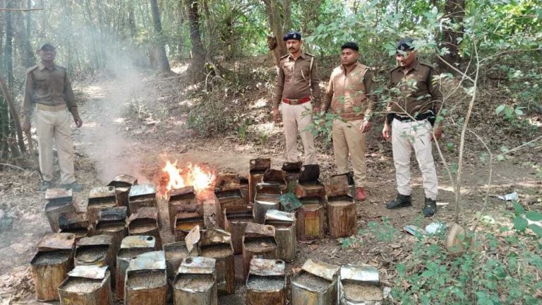 नदी किनारे झाड़ी में बनाये जा रहे शराब की भट्ठी ध्वस्त, 40 टीन महुआ शराब विनष्ट