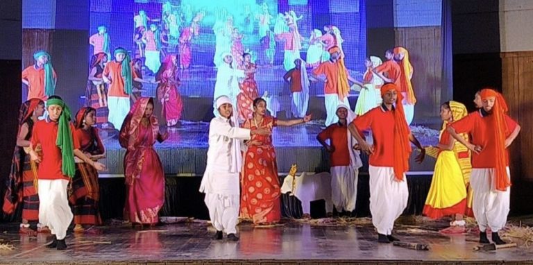 Dhanbad News : गणतंत्र दिवस की पूर्व संध्या पर बच्चों ने रंगारंग सांस्कृतिक कार्यक्रम से मन मोहा