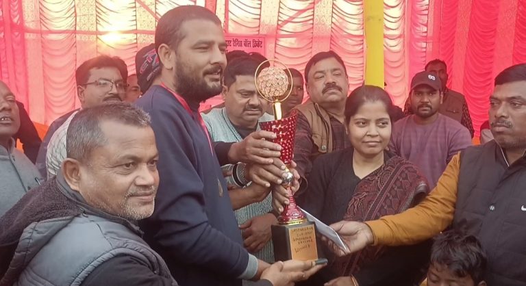 फाइनल मुकाबला में राजवाड़ा एलेवेन ने कर शील्ड पर कब्जा जमाया