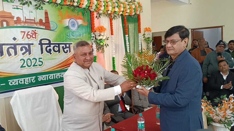 उत्कृष्ट प्रदर्शन करने वालाें को जिला जज ने किया सम्मानित