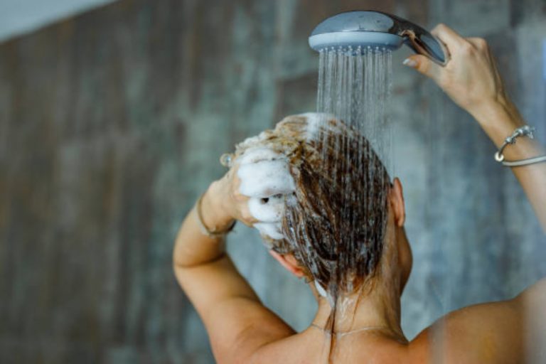 Hair Care Tips: आधे से ज्यादा लोग नहीं जानते बालों को धोने का सही तरीका, इस गलती की वजह से हो जाते हैं गंजे