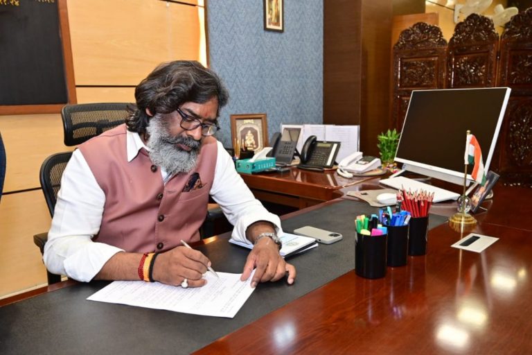 Hemant Soren Gift: सीएम हेमंत सोरेन आज 289 को सौंपेंगे नियुक्ति पत्र, हायर एजुकेशन के लिए करेंगे ये बड़ा काम