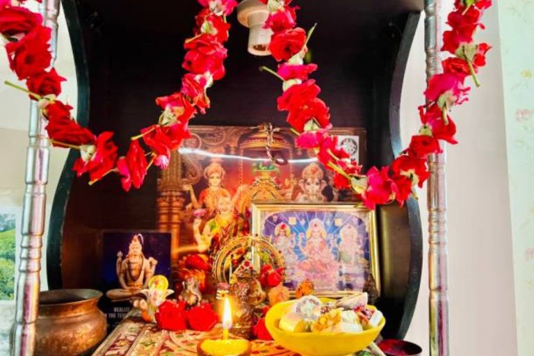 Vastu Tips: घर की मंदिर में भूलकर भी न रखें ये चीजें, वरना घर में बनी रहेगी आर्थिक समस्या