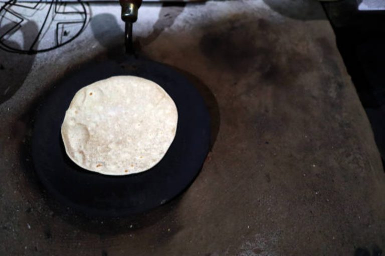 Kitchen Hacks: तवे पर जम गयी मोटी काली परत? इस तरह उसे बनाएं नये जैसा