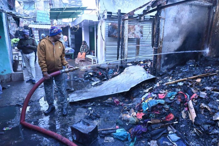 देवघर के मीना बाजार में लगी भीषण आग, 41 दुकानें जलकर राख, ढाई करोड़ का नुकसान
