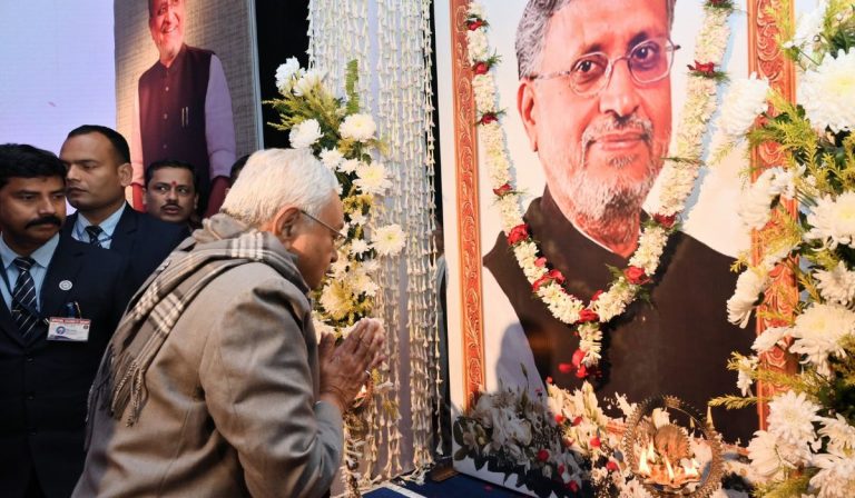 सीएम नीतीश कुमार ने सुशील मोदी को दी श्रद्धांजलि, दोनों डिप्टी सीएम सहित कई मंत्री रहे मौजूद