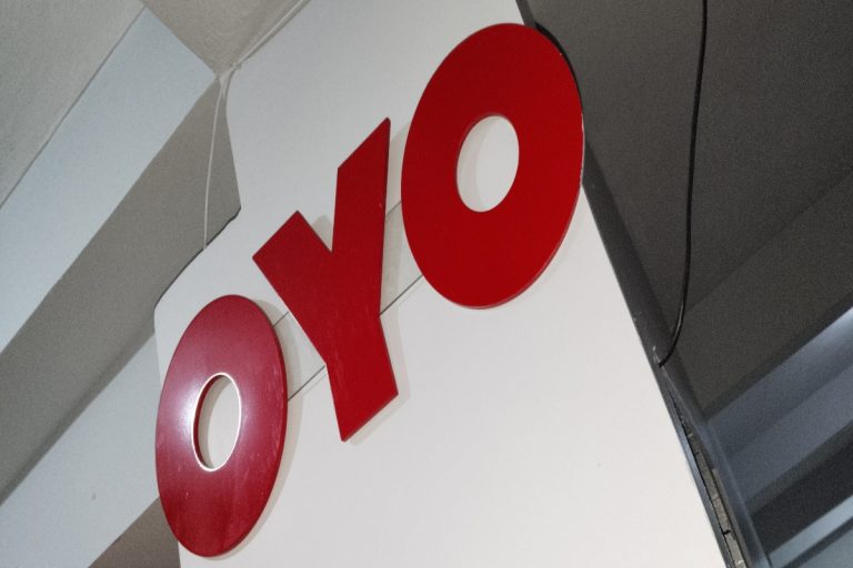 OYO ने बदली चेक-इन पॉलिसी, अविवाहित जोड़ों के लिए NO ENTRY