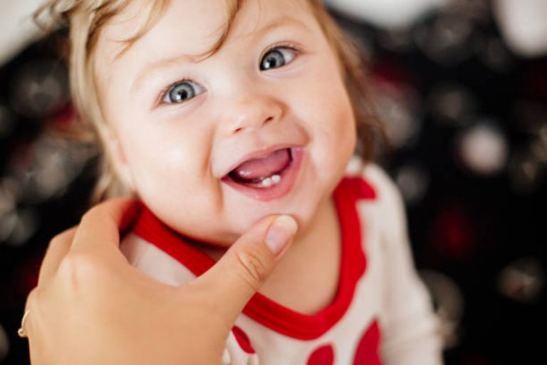 Parenting Tips: बच्चे के निकलने लगे हैं दांत? भूलकर भी न करें ये गलतियां
