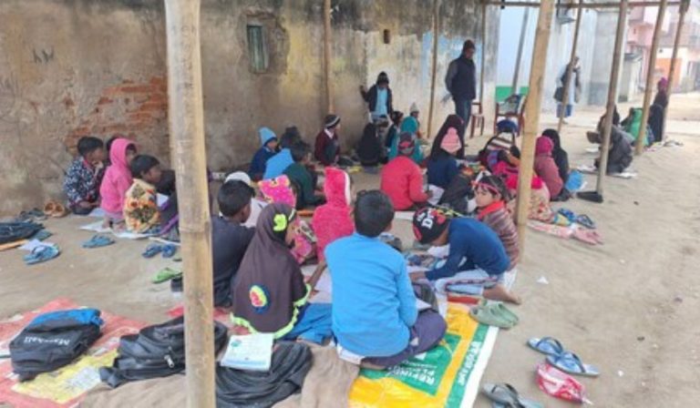 Patna News: स्कूल में जमीन पर बैठे दिखेंगे बच्चे तो नप जाएंगे ये अधिकारी, शिक्षा विभाग ने जारी किया निर्देश