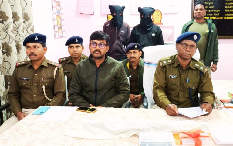 Crime News: पीएलएफआई के 2 उग्रवादी हथियार-गोली के साथ गिरफ्तार