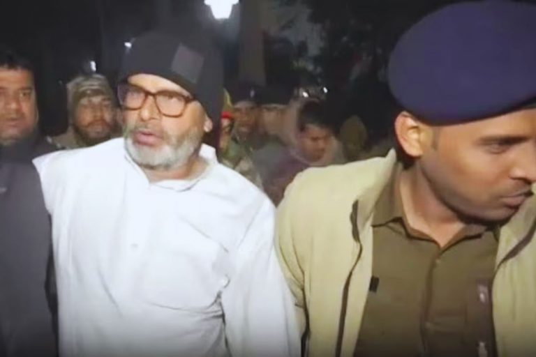 Video: कंबल ओढ़ सो रहे थे प्रशांत किशोर, कोहरे के बीच अचानक पहुंची पुलिस और ऐसे टांग कर ले गई