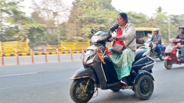 बिहार की पहली फूड डिलीवरी गर्ल राधा, जिसने  खोल दी बेटियों के लिए एक नयी राह