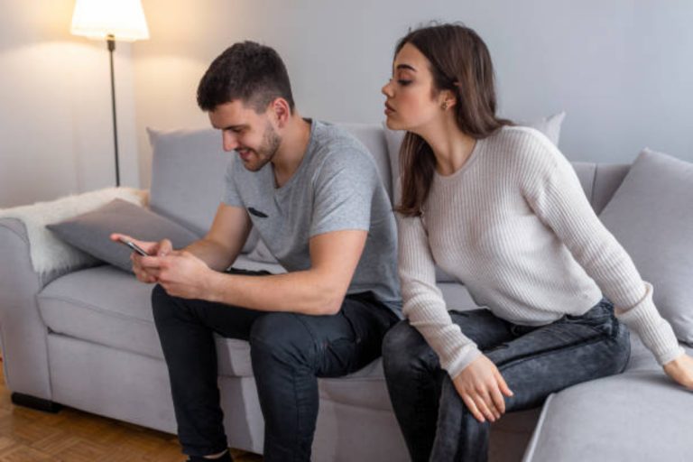 Relationship Tips: क्यों दूसरी महिलाओं के प्यार में पड़ जाते हैं शादीशुदा मर्द? जानें कारण