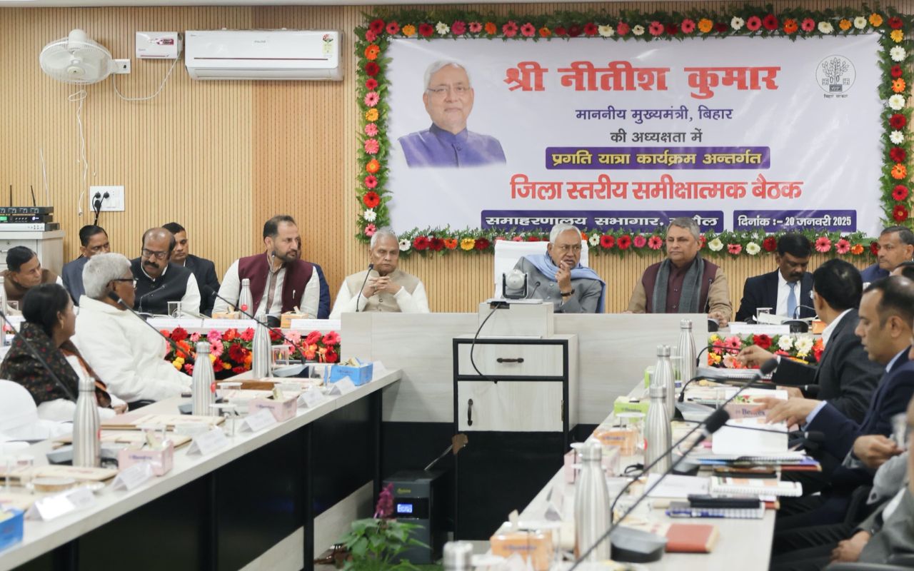 सुपौल में समीक्षा करते सीएम नीतीश कुमार