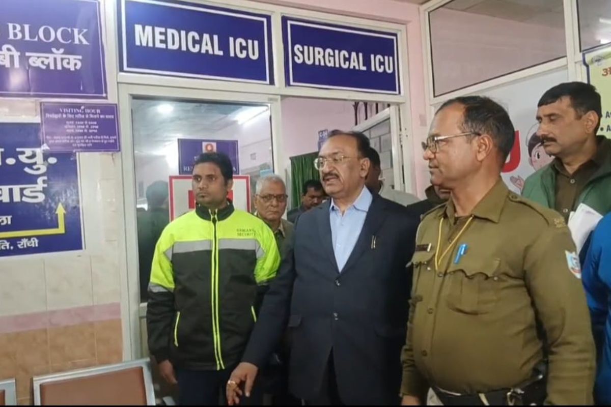 रांची के सदर अस्पताल में मामला शांत कराने पहुंचे पुलिस पदाधिकारी
