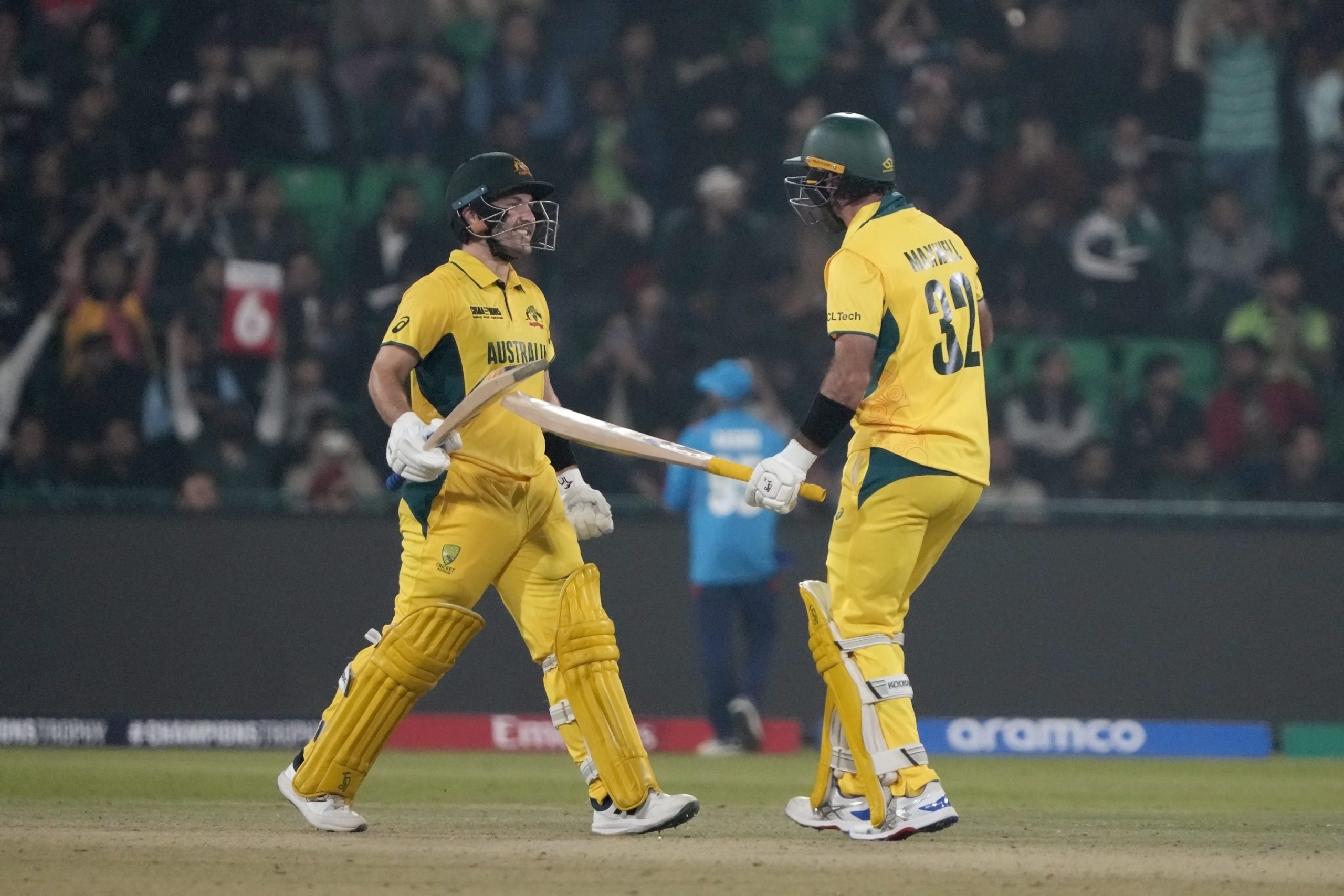 Australia vs England: Josh Inglis celebrates with Glenn Maxwell after win