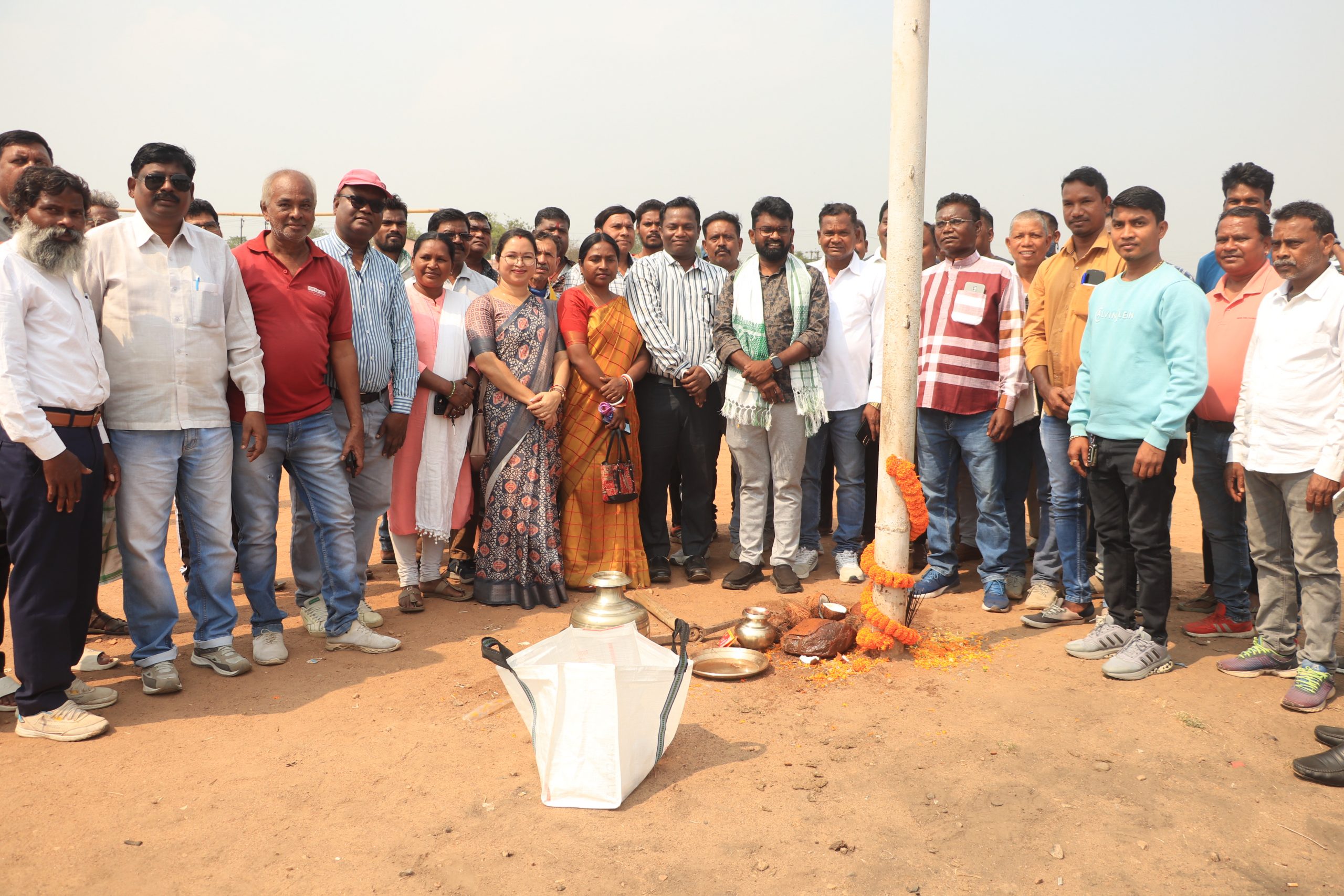 Jamshedpur News : करनडीह स्थित जयपाल सिंह मुंडा स्टेडियम के पुनः निर्माण कार्य का शनिवार को पूरे विधि-विधान से पूजा-अर्चना कर शुभारंभ किया गया. पोटका विधायक संजीव सरदार ने स्टेडियम का विधिवत शिलान्यास किया.