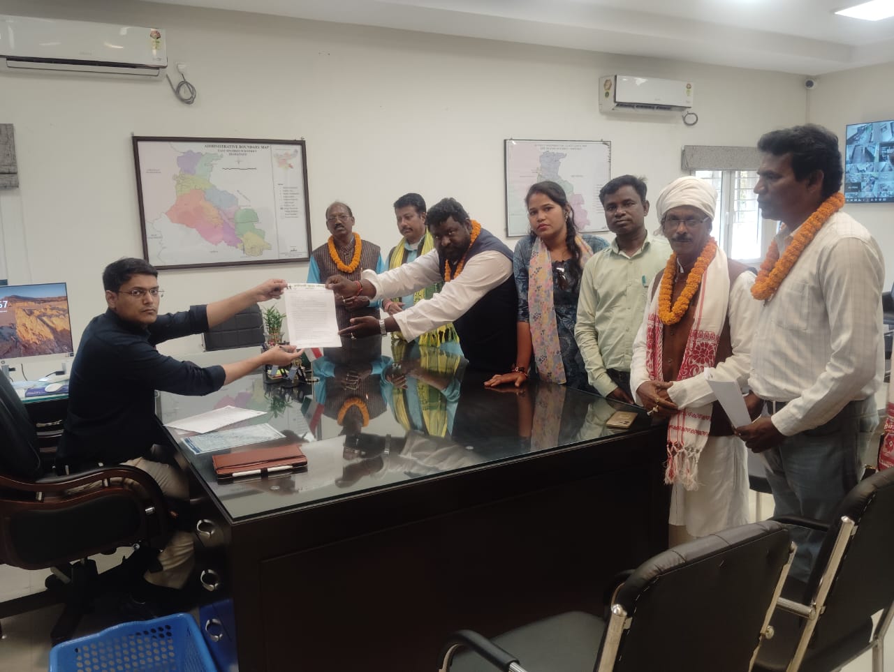 Tribal News : आदिवासी सुरक्षा परिषद ने सरकारी भवनों में संताली भाषा की ओलचिकी लिपि में नाम लिखने की मांग की है. इस संबंध में परिषद ने पूर्वी सिंहभूम के उपायुक्त को एक मांग पत्र सौंपा है. पत्र में झारखंड सरकार के कार्मिक, प्रशासनिक सुधार एवं राजभाषा विभाग के निर्देश का हवाला दिया गया है