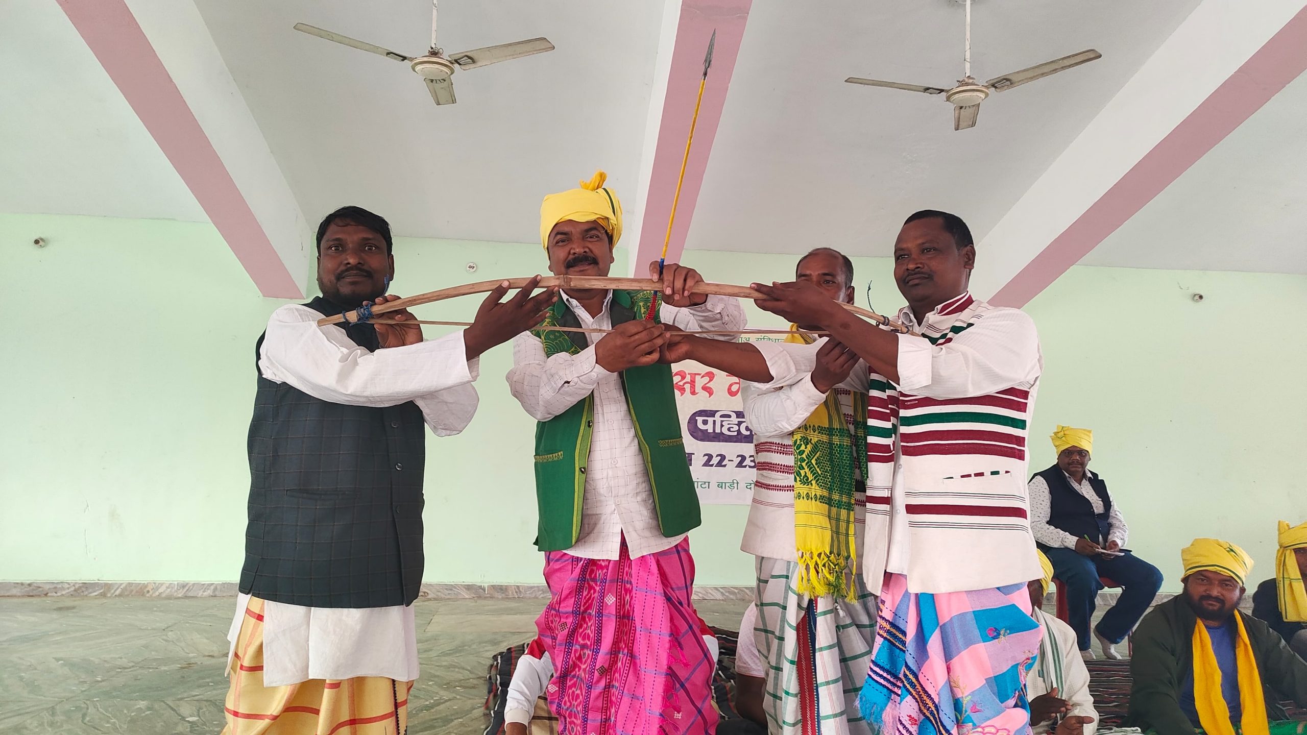 Jharkhand News : लुगुबुरु घांटाबाड़ी धोरोमगाड़ ललपनिया बोकारो के दोरबार चटानी मेडिटेशन हाॅल में एक सामाजिक बैठक ललपानिया के माझी बाबा की अध्यक्षता में संपन्न हुई. जिसमें वक्ताओं ने कहा कि राज्य सरकार अविलंब पेसा कानून लागू करे, अन्यथा आदिवासी समाज सरकार के खिलाफ उग्र आंदोलन करने को बाध्य होंगे.