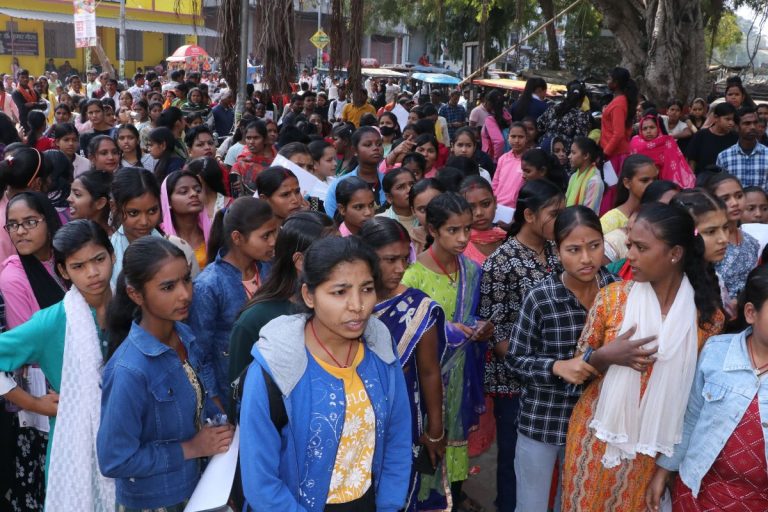 मैट्रिक परीक्षा में भागलपुर स्कूल प्रशासन हुआ सख्त, लेट पहुंचने पर कई छात्र हुए बाहर
