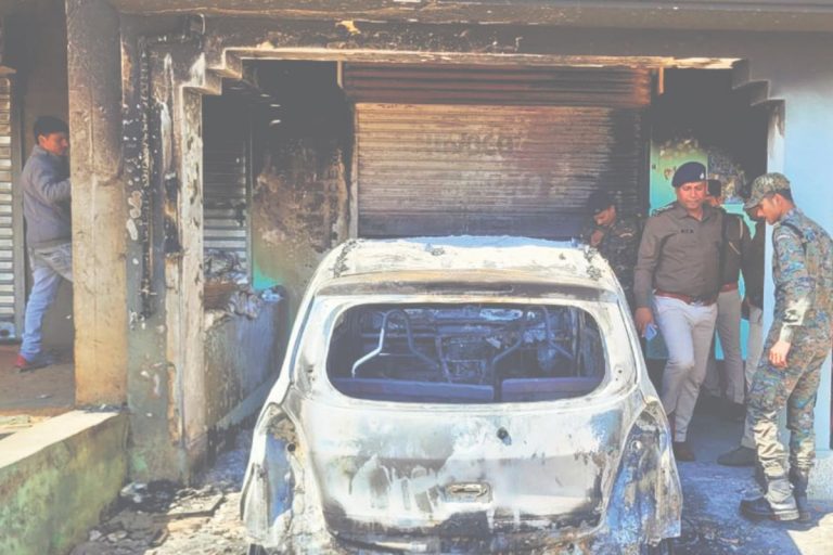 पूर्व मुखिया की कार जलाकर अपराधियों ने रंगदारी की धमकी दी, इलाकें में मचा हड़कंप