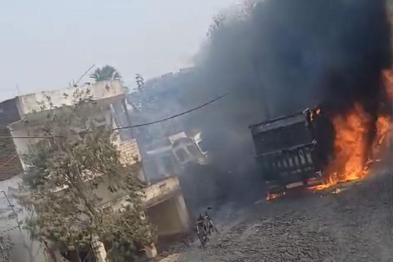 गया में वेल्डिंग के चिंगारी से भड़की भीषण आग, देखते ही देखते 4 गाड़ियां लपेटे में आई