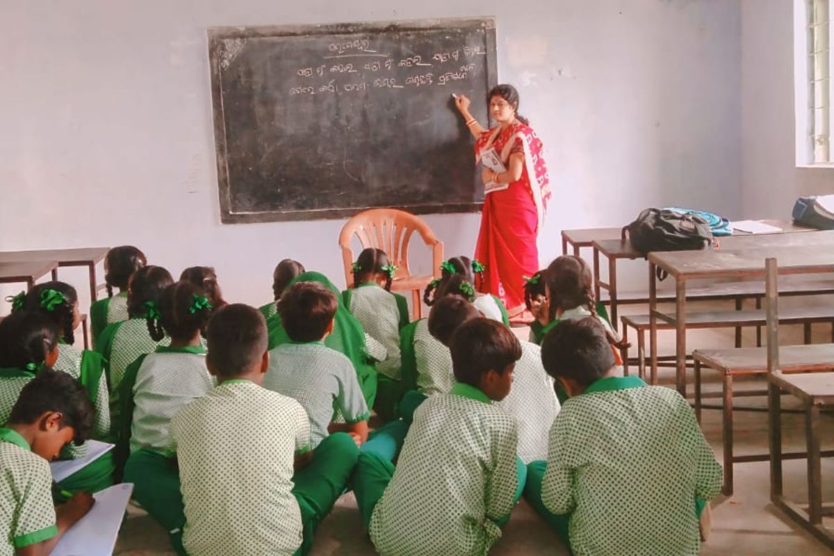 कोल्हान के बच्चों को ओड़िया पढ़ाती शिक्षिका
