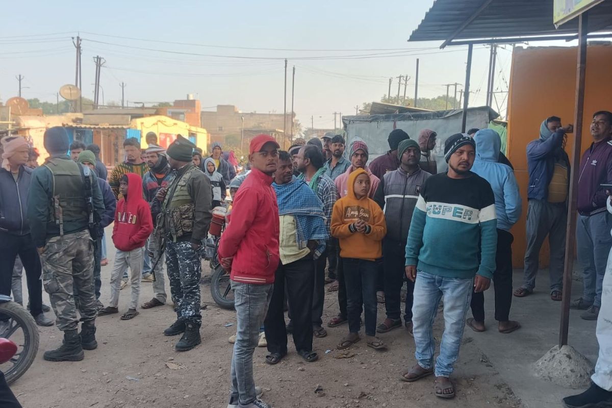 घटनास्थल पर मौजूद लोगों की भीड़