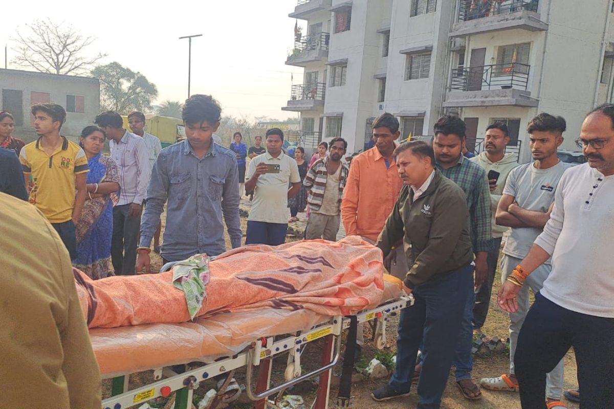 मृत युवक के पास मौजूद स्थानीय लोगों की भीड़
