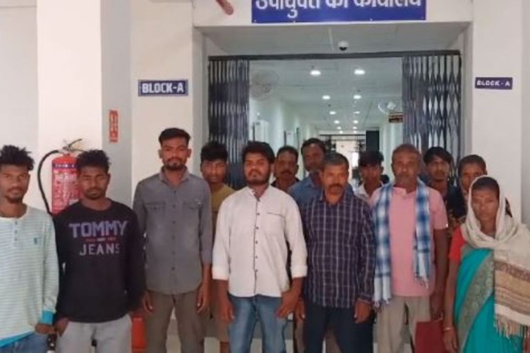 टनल में फंसे मजदूरों के परिजन आज जाएंगे तेलंगाना, गुमला उपायुक्त, विधायक और प्रभात खबर ने की है पहल