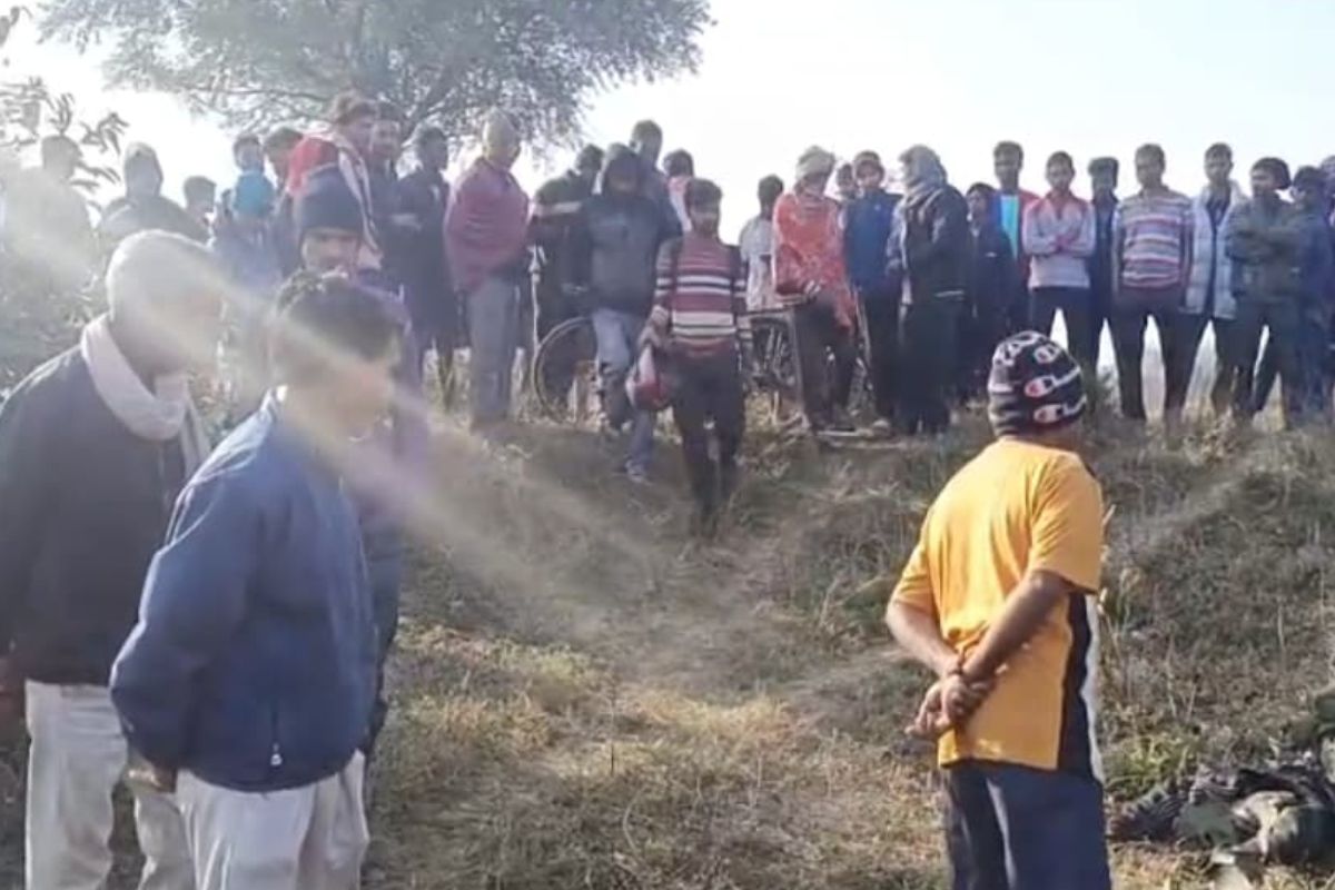 शव के पास स्थानीय लोगों की लगी भीड़