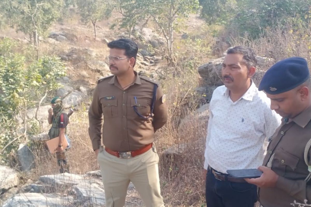 घटनास्थल पर मामले की जांच करती पुलिस