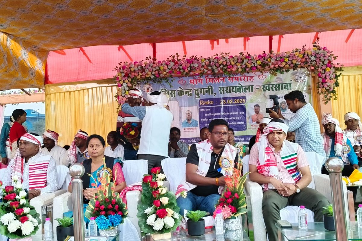 मंच पर मौजूद विधायक दशरथ गागराई