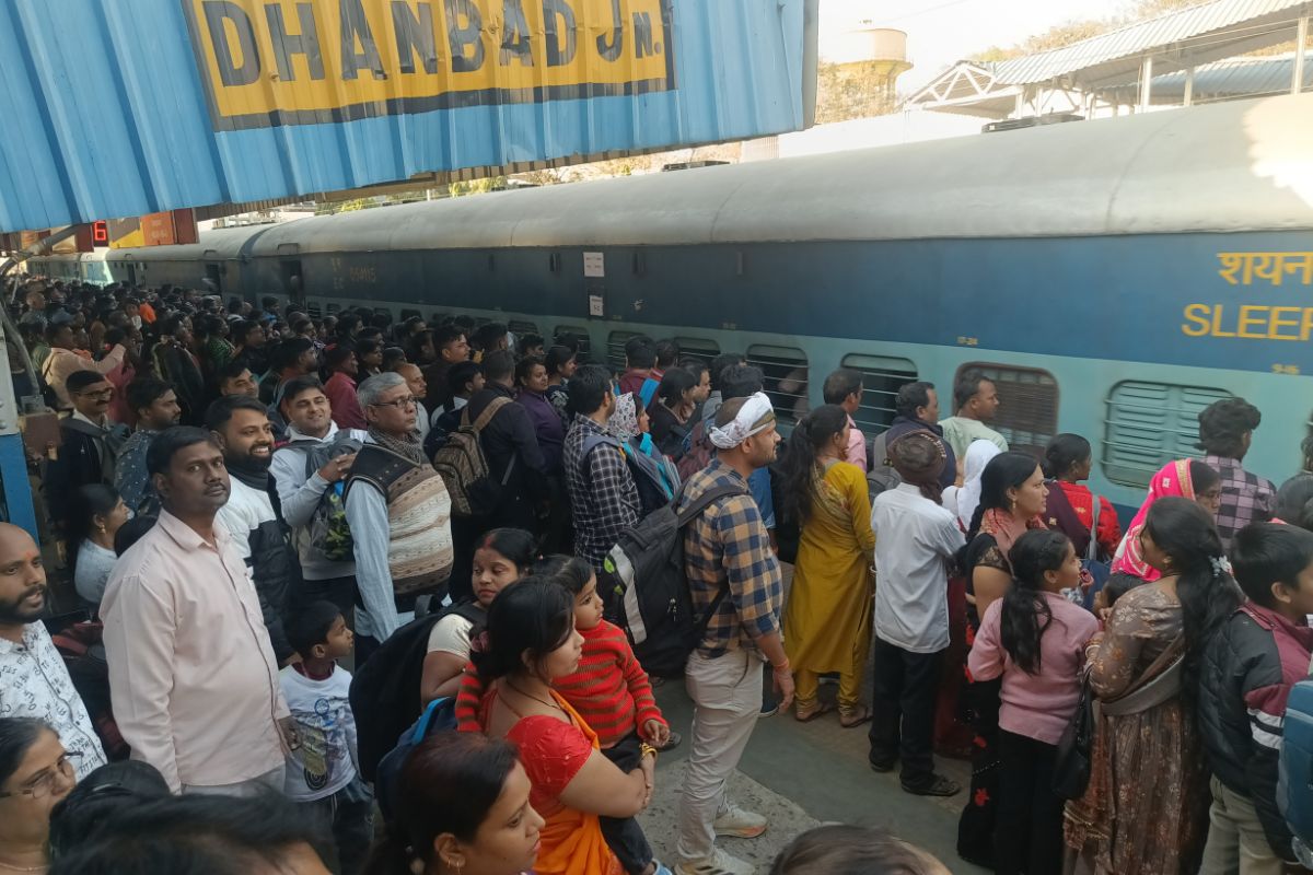 धनबाद स्टेशन पर महाकुंभ जाने के लिए उमड़े श्रद्धालु