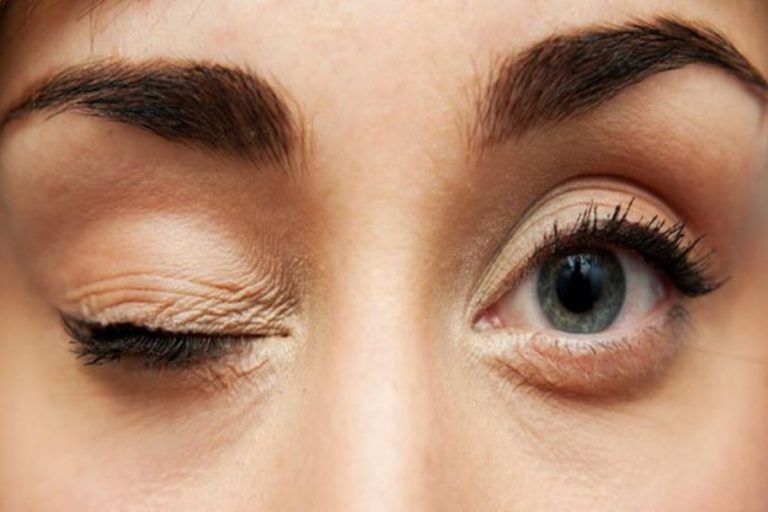 Female Right Eye Blinking Means:  महिलाओं की दायीं आंख फड़कने का मतलब, बढ़ सकती है मुसीबत, जानें इसके संकेत और उपाय