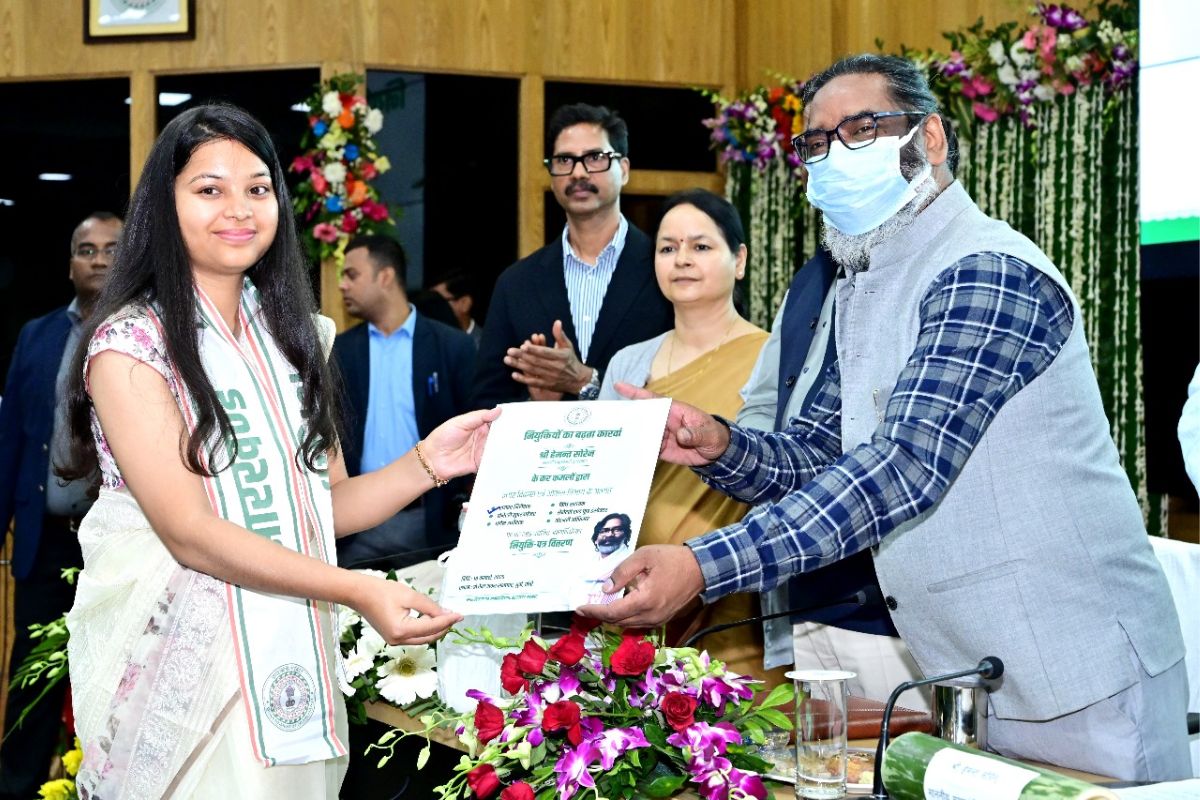 Hemant Soren Distributes Appointment Letter