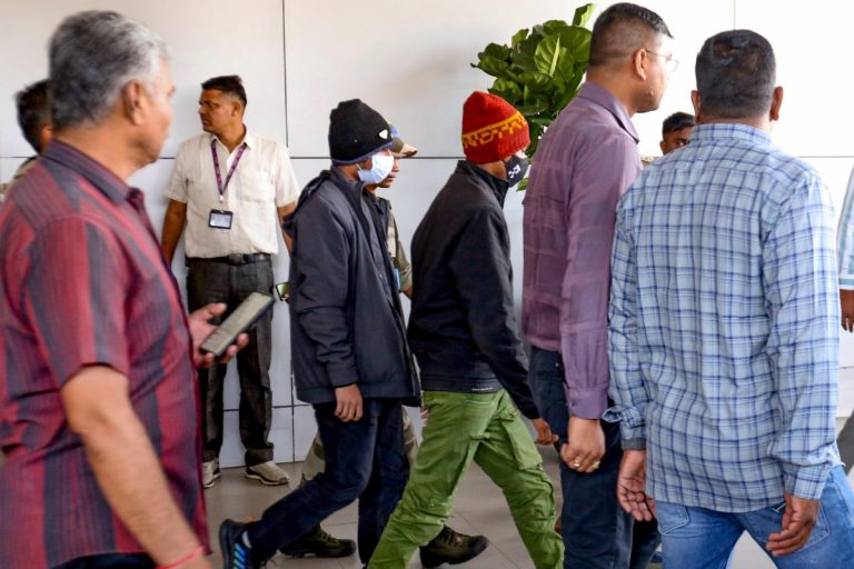 Illegal Immigrants: ‘डंकी रूट’ की भयावह दास्तां, लुट गए जमीन-पैसे, हथकड़ी और जंजीर हुई नसीब