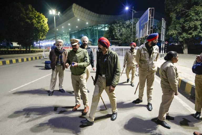 Illegal Immigrants : मर्डर कर भागे थे अमेरिका, विमान से उतरते ही पुलिस ने दबोचा