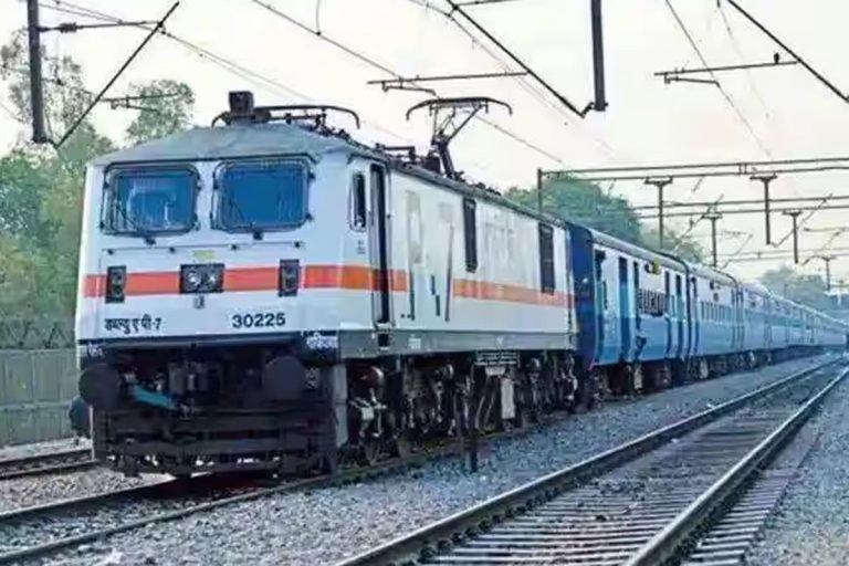 होली पर रेलवे का झारखंड, यूपी और बंगाल के यात्रियों को तोहफा, चलेंगी दो और होली स्पेशल ट्रेनें, देखें टाइम-टेबल