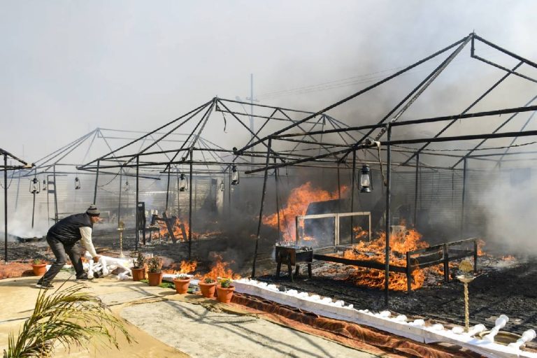 Mahakumbh Fire Video : आग लगने की खबर मिलते ही 12 फायर ब्रिगेड की गाड़ियां दौड़ी, 22 टेंट जले