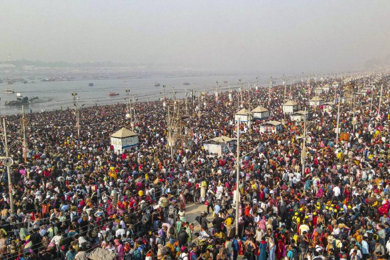 नहीं थम रहा महाकुंभ में श्रद्धालुओं का रेला, वीकेंड पर फिर उमड़ा जनसैलाब