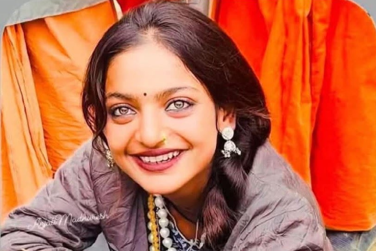 Viral girl Monalisa