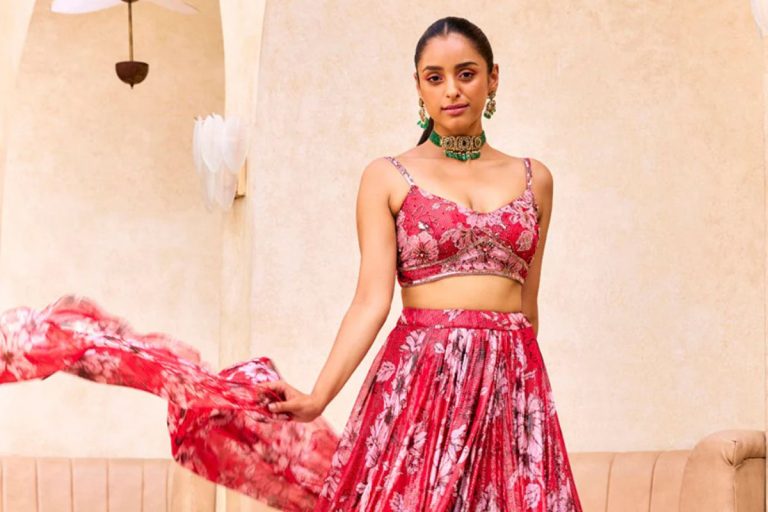 Mehendi Celebration Outfits : मेहंदी फंक्शन में दिखें सबसे अलग, पहनें ये खूबसूरत और स्टाइलिश आउटफिट्स
