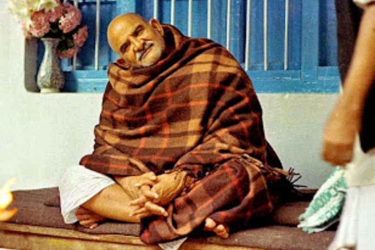 Neem Karoli Baba: नीम करोली बाबा से सीखे जिंदगी के अनमोल सबक और खुश रहने का राज
