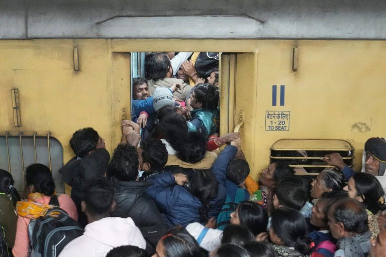 Delhi Railway Station Stampede: नई दिल्ली स्टेशन में भगदड़ की वजह आई सामने, पुलिस ने बताया क्यों मची अफरातफरी