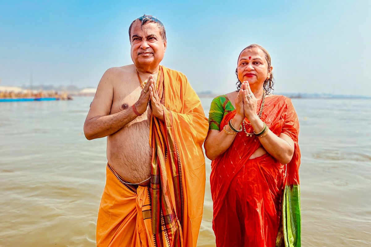 Nitin Gadkari Holy dip in Sangam